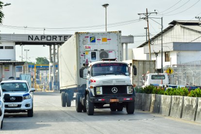 Conductor de tráiler murió en Guayaquil aplastado por su propio contenedor.