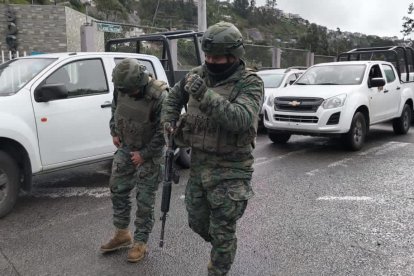 Policías y militares realizan operativos para la recaptura de los delincuentes.