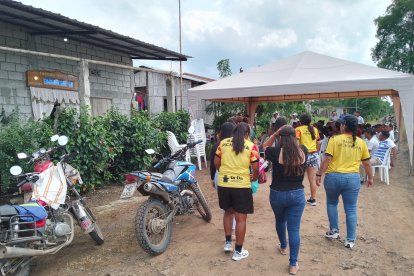 Compañeras de Jennifer Plúas acudieron a su velatorio.