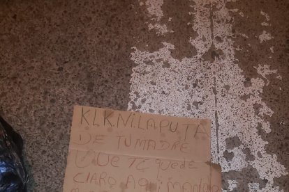 Junto a la cabeza hallada entre bolsa de basura hallaron una amenaza escrita en cartón.
