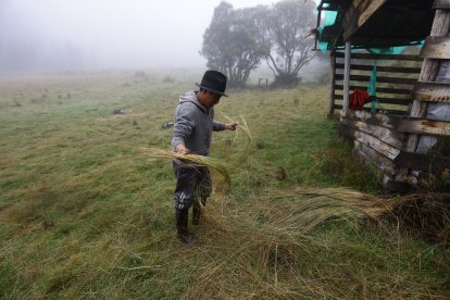 En la primera parada, el hielero corta la paja para hacer sogas.