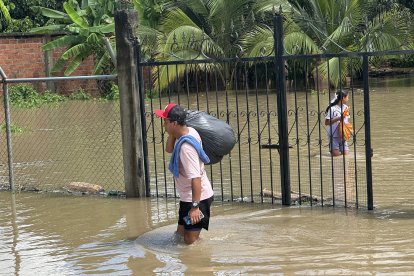 En Calceta, cabecera cantonal de Bolívar, enfrentaron la inundación por el desbordamiento del río Mosca.