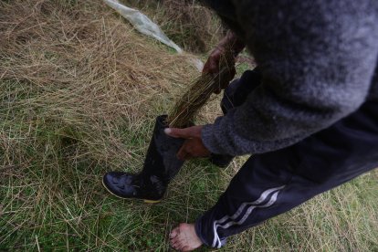Juan utiliza paja como calcetines para evitar que sus pies se congelen.