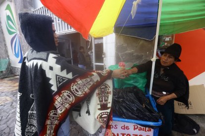 Carmen Ushca hace helados de paila con el hielo del volcán. Los vende en el museo de Guano.
