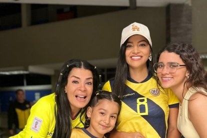 Claudia junto a sus hijas Rahab y Chloé y a su nieta Victoria.