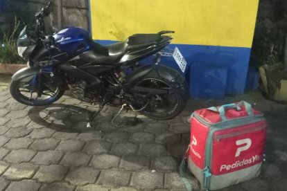 La motocicleta en la que iba el delincuente fue hallada en el sector de El Bosque.