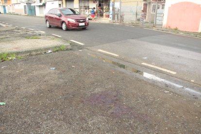 Manchas de sangre aún se observan sobre la calzada, la mañana de este lunes.
