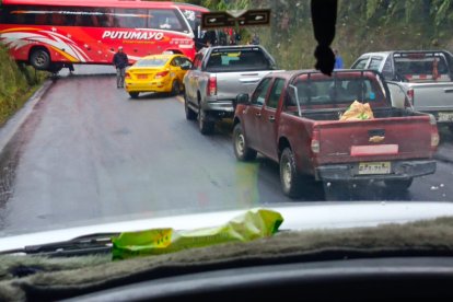 Los vehículos que circulaban por la zona tuvieron que ser detenidos en la vía Baeza - Quito.