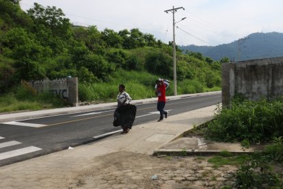 Esta nueva vía fue construida al derribar la pared para unir la cuarta etapa del plan habitacional.
