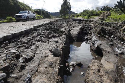Afectaciones en las vías por lluvias en Cayambe.