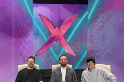 Ibai (centro) junto a algunos de los organizadores del evento.