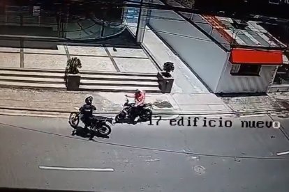 El policía que intentó detener a un delivery no debió darle la espalda, según miembro del GIR.