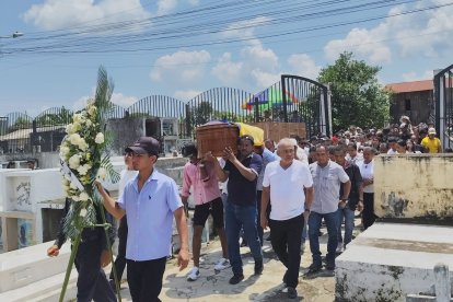 Los familiares y seguidores del joven político lo despidieron en su parroquia.