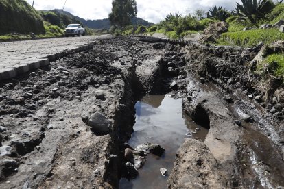 La vía que conecta el centro de Olmedo con Pesillo quedó destruida. Se intenta recuperar los adoquines para rehabilitarla.