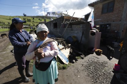 Martha indicó la destrucción que dejaron las lluvias en su casa.
