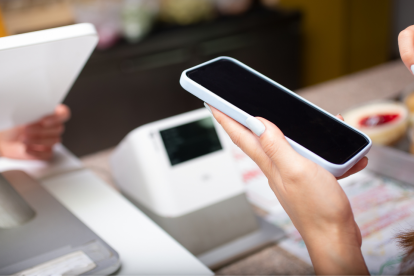 Conoce cómo reclamar si aún te cobran servicios de telefonía celular no solicitados.