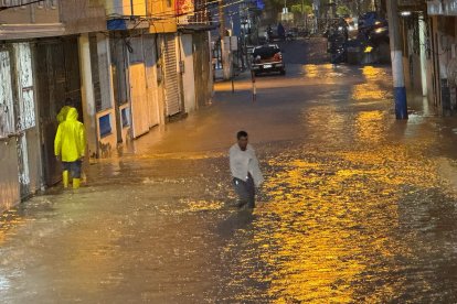 Varios barrios de Manta se encuentran inundados tras el aguacero.