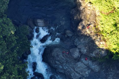Los bomberos utilizan drones para buscar a Betsabeth Puetate.