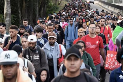 Archivo: migrantes de una caravana en Tapachula, estado de Chiapas, México, marchan mientras se dirigen a la frontera con Estados Unidos el 20 de enero de 2025.