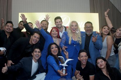 Las cantantes rindieron homenaje a todo el grupo detrás de su éxito.