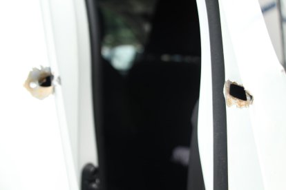 El patrullero quedó con orificios de balas.