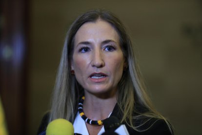 Gabriela Goldbaum, exesposa del presidente de Ecuador, Daniel Noboa, habla con los medios de comunicación este martes, en Quito.
