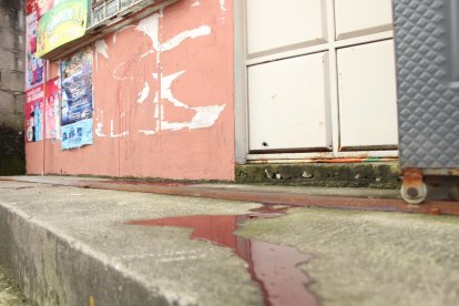 En el lugar aún se podía ver un charco de sangre.