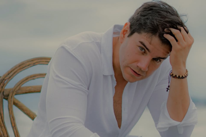 Isaac Delgado es el presentador de 'Noticias de la mañana'