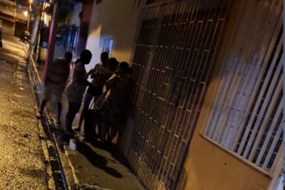 Agentes policiales acudieron a retirar los cadáveres.