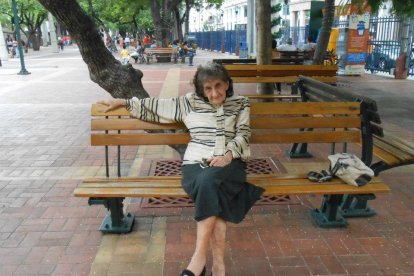 María Norma sentada en una banca del Malecón 2000 en el 2013, antes de ser diagnosticada con Alzheimer.