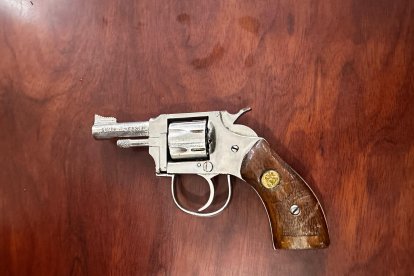 Esta es una de las armas incautadas a los sospechosos.