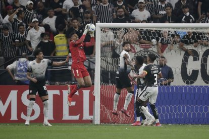 osé David Contreras (c) de Barcelona controla un balón en el partido de la tercera ronda de la Copa Libertadores entre Corinthians y Barcelona en el estadio Neo Química Arena en Sao Paulo (Brasil)