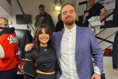 Alana junto a Ibai Llanos.