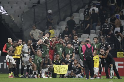 Barcelona SC festejando en el Neo Química de Sao Paulo.