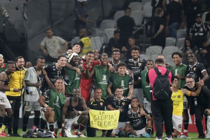 Barcelona SC festejando en el Neo Química de Sao Paulo.