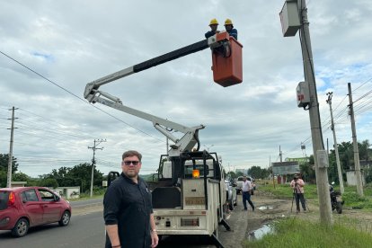 Con la ayuda de CNEL colocaron los sellos de clausura en los radares.