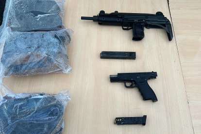 Varias armas fueron incautadas en el operativo.