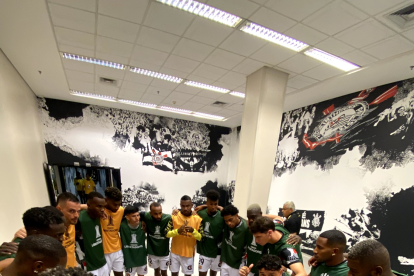 Jugadores de Barcelona oraron en el camerino del Neo Química Arena, tras eliminar a Corinthians de la Copa Libertadores