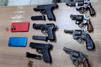 Las evidencias halladas en poder de los detenidos.