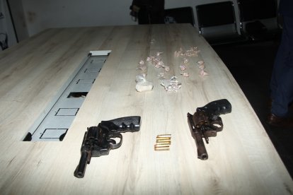 Entre las evidencias constan dos armas de fuego.