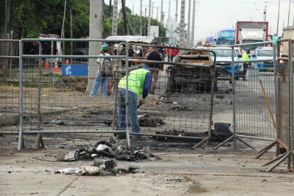 Este jueves, personal de aseo realizó la limpieza de los escombros.