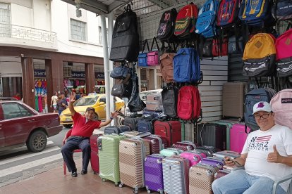 Nelson Muñoz (blanco) y Carlos Cazares (rojo) pudieron rescatar sus productos a tiempo.