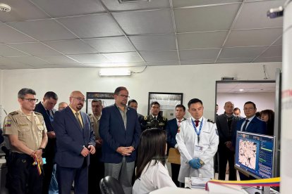 El ministro del Interior, John Reimberg, entregó un Microscopio Electrónico de Barrido (MEB).