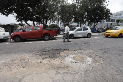 En la calle 18 de Septiembre los vecinos pusieron tierra para tapar el gran bache.