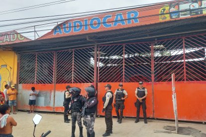 Agentes policiales tomaron procedimiento del hecho de sangre.