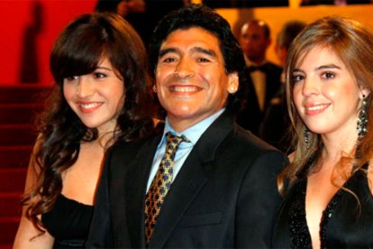 Diego Armando junto a sus hijas Dalma y Gianinna Maradona