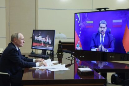 Vladimir Putin por videoconferencia desde su despacho con Nicolás Maduro el 14 de marzo de 2025 .