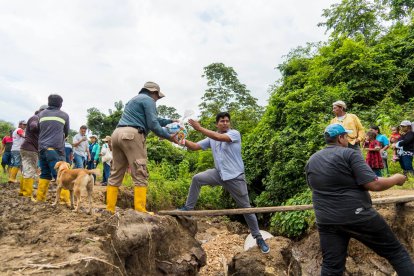 Comuneros en la población La Frutilla tratando de pasar de un lado a otro.