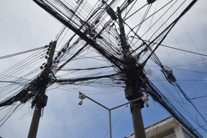 Estos son algunos de las 'telarañas' de cables que se observan en el cielo de Cumbayá.