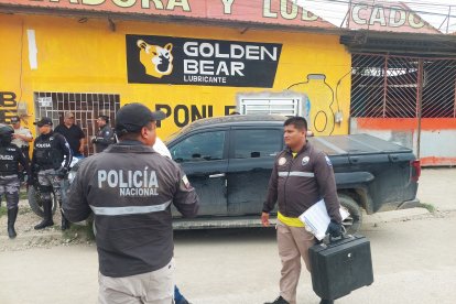 La policía recolectó indicios en la lubricadora.